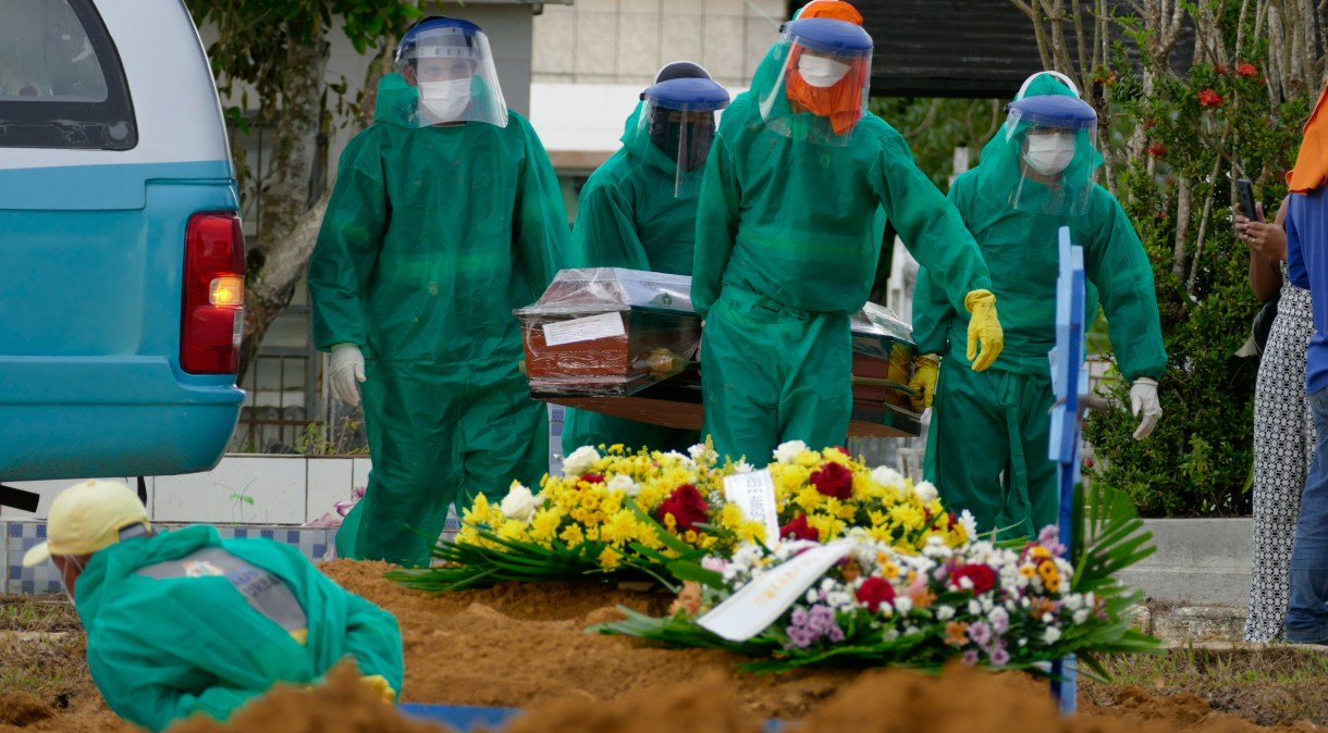Enterros de pessoas que faleceram por causa da Covid-19 no cemitério Nossa Senhora Aparecida em Manaus (AM)