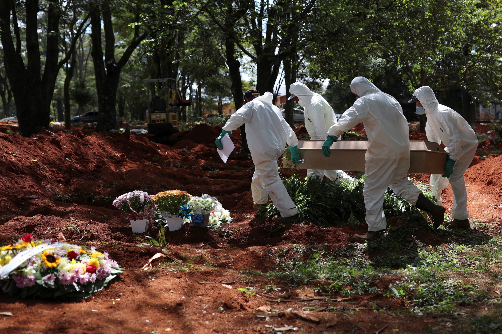 Coveiros usam trajes de proteção no cemitério de Vila Formosa, em São Paulo