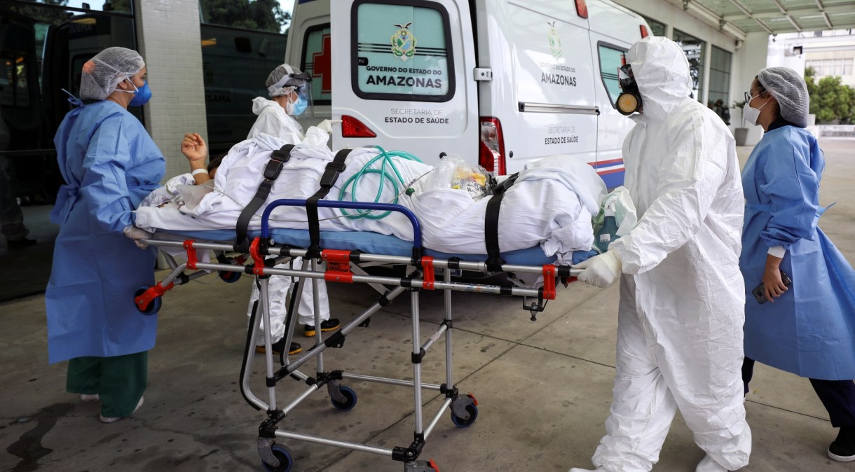 Paciente é transferido de ambulância para hospital em Manaus