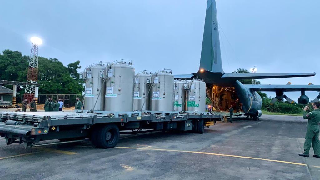 Cilindros com oxigênio líquido transportados pela FAB serão distribuídos aos hospitais de Manaus