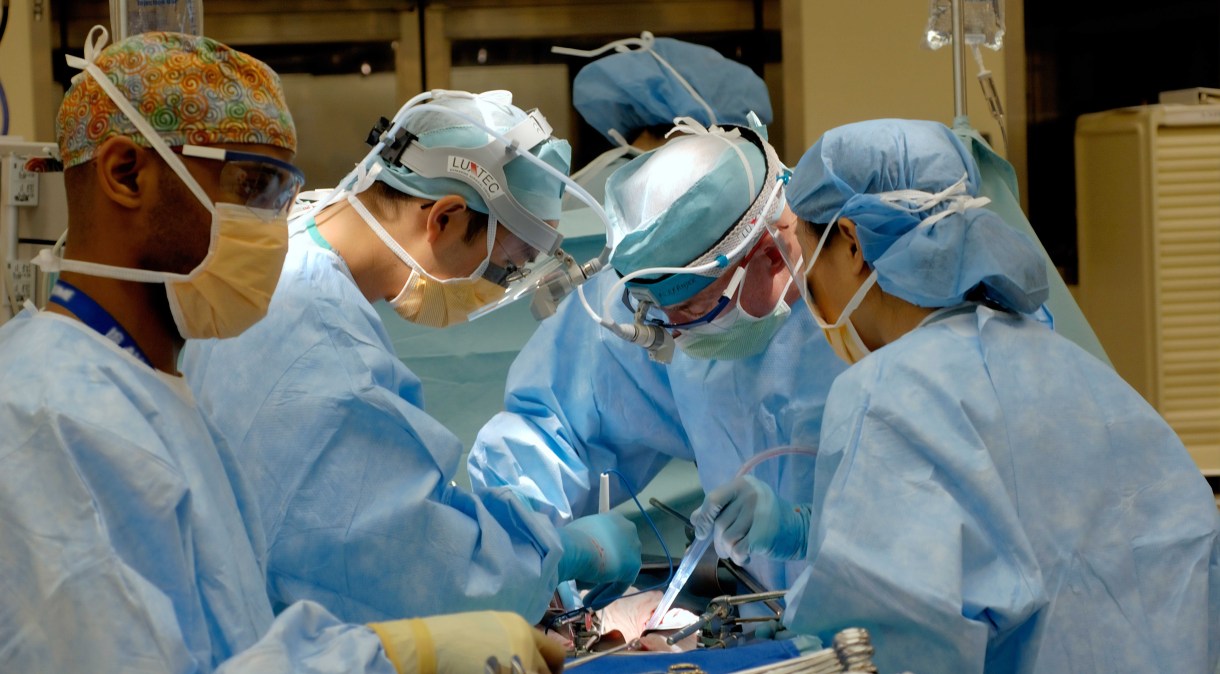 Médicos em procedimento cirúrgico