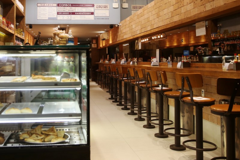 Restaurante vazio em São Paulo em meio à pandemia de coronavírus: vendas vão triplicar com o novo horário