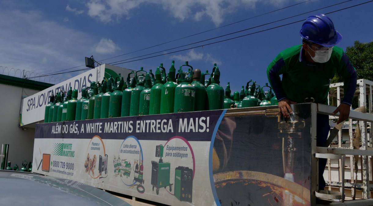 Chegada de cilindros de oxigênio no SPA Joventina Dias, no bairro Compensa, em Manaus (AM), na manhã deste sábado (16)