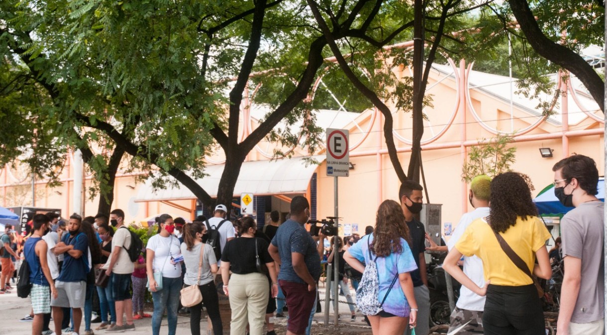 Movimentação de candidatos na Universidade Unip, na Barra Funda, zona oeste da capital paulista, no 1º dia de prova do Enem 2021