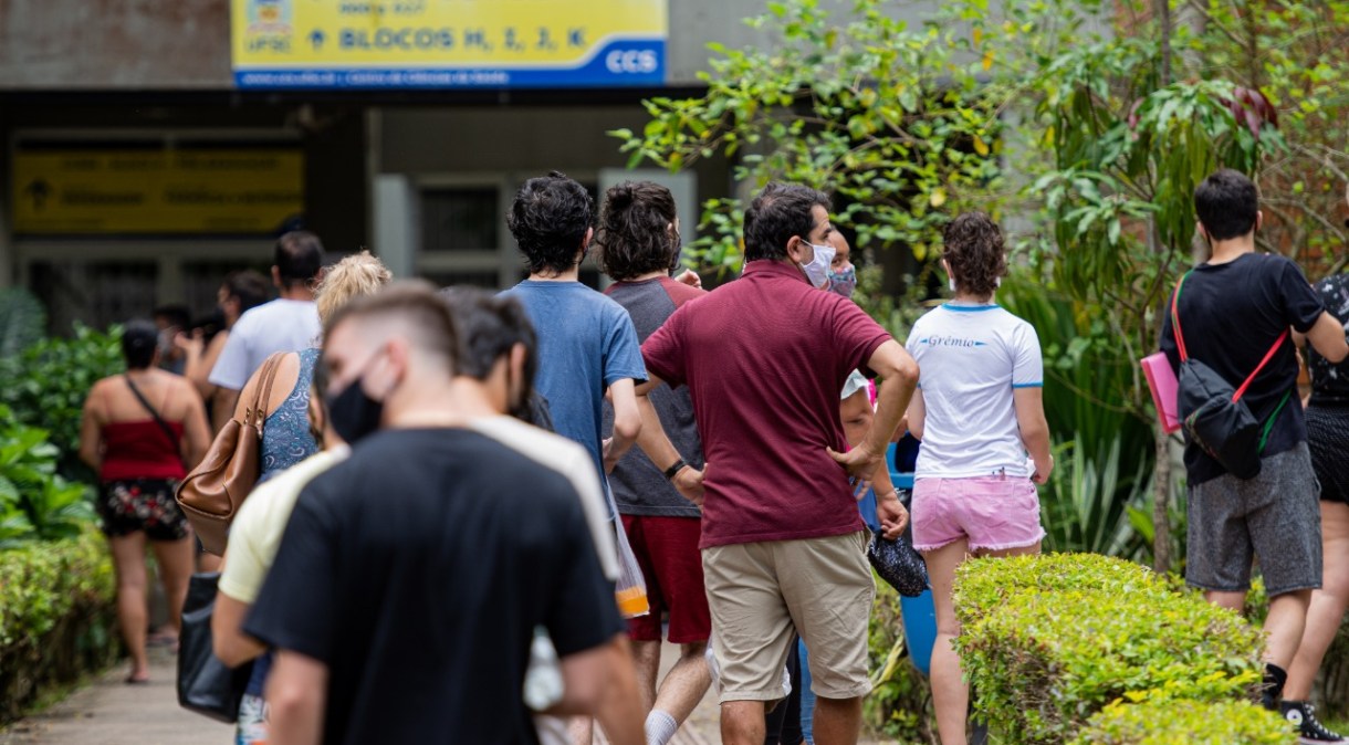 Movimentação de candidatos na Universidade Federal de Santa Catarina, em Florianópolis, no 1º dia de prova do Enem 2021