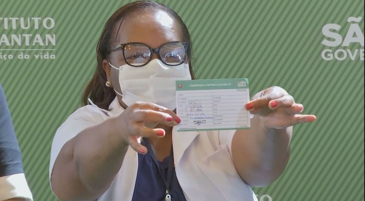 Primeira brasileira vacinada no Brasil, Mônica Calazans exibe seu cartão de vacinação (17 jan 2021)
