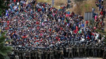 Imagens compartilhadas pelo governo guatemalteco mostraram centenas de imigrantes, muitos sem máscaras, pressionando contra um muro das forças de segurança