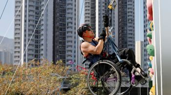 Paraplégico desde um acidente de carro em 2011, Lai Chi-wai escalou 250 metros de um edifício em Hong Kong 