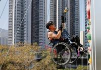 Em cadeira de rodas, paraplégico escala 250 metros de arranha-céu em Hong Kong