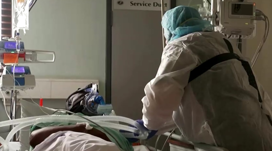 Enfermeira sul-africana cuida de paciente internado após contrair a variante do coronavírus