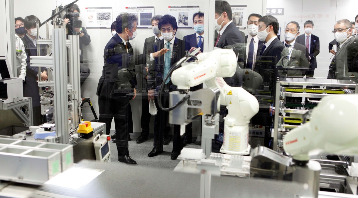 Ministro da Saúde do Japão, Norihisa Tamura, visita centro de robótica da Kawasaki Heavy Industries, em Tóquio em 19/01/2021