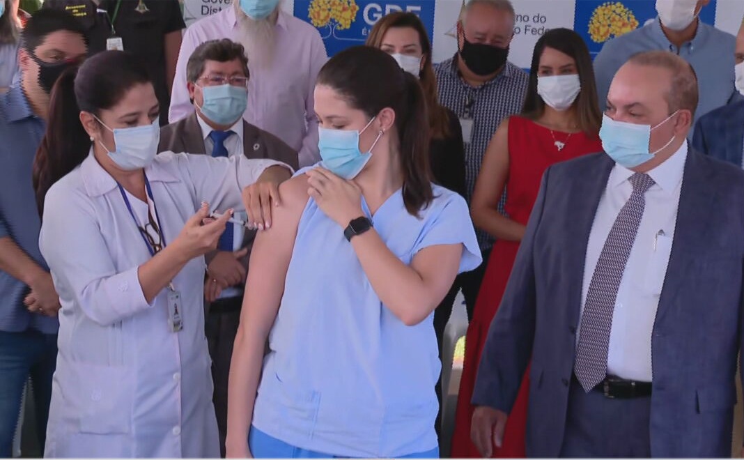 Enfermeira é a primeira pessoa vacinada contra a Covid-19 no Distrito Federal