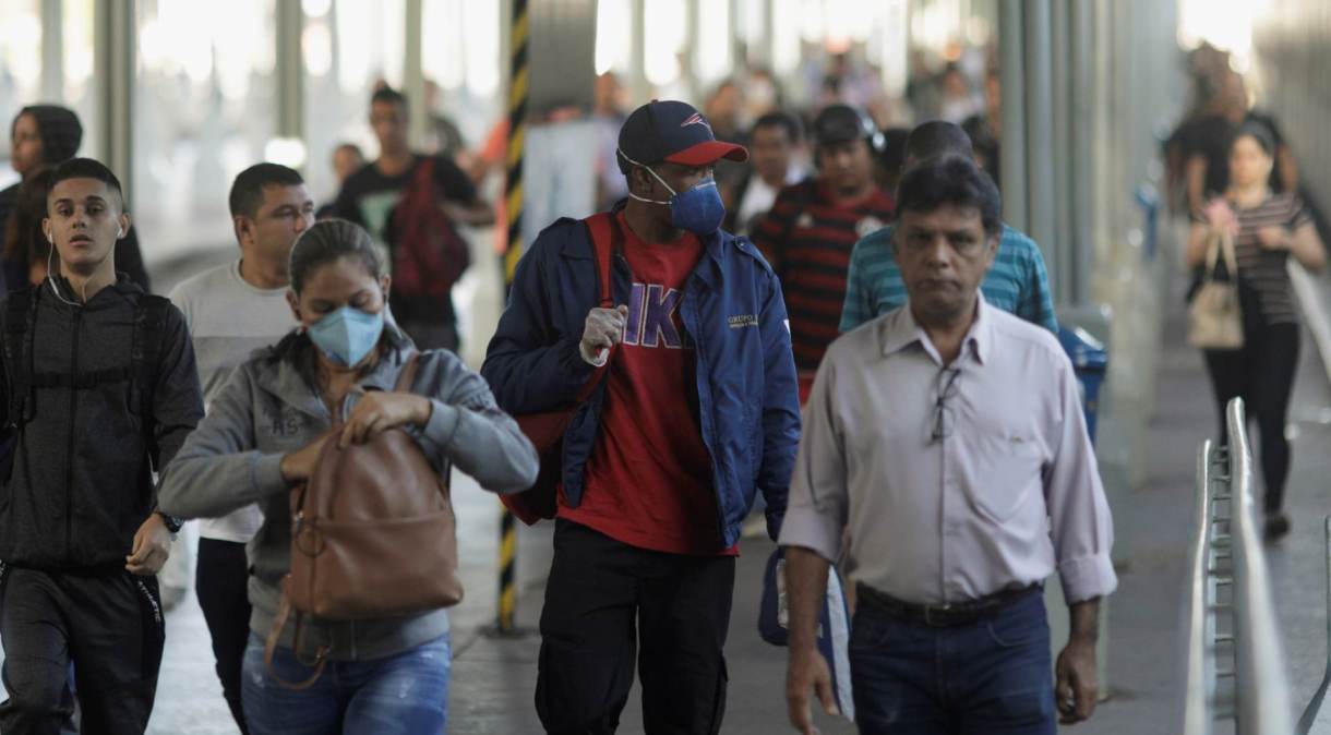 Pessoas caminham na estação Central do Brasil, no Rio de Janeiro, com máscaras em meio a surto do coronavírus (24.mar.2020)