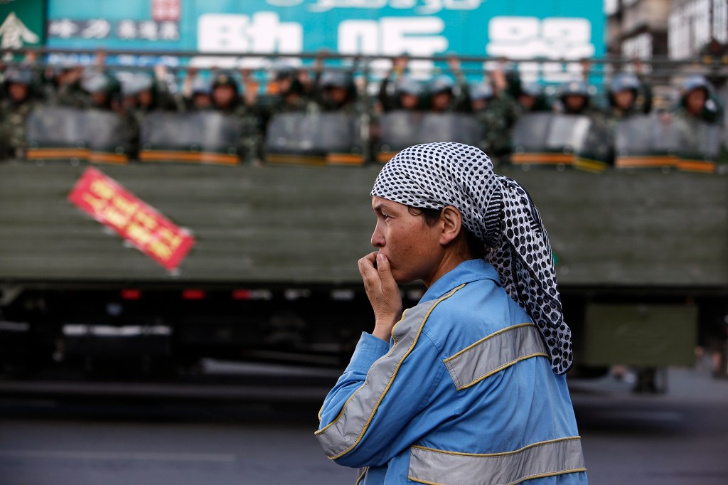 Mulher uigure na região de Xinjiang, na China