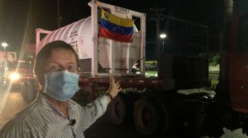 Autoridades venezuelanas divulgaram imagens de doações de cilindros de oxigênio do país chegando à capital amazonense