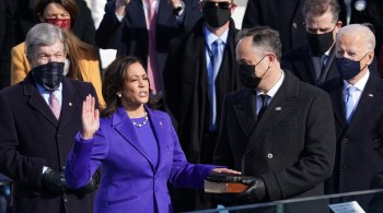 Primeira vice-presidente mulher, negra e do sul asiático homenageou predecessora em momento histórico