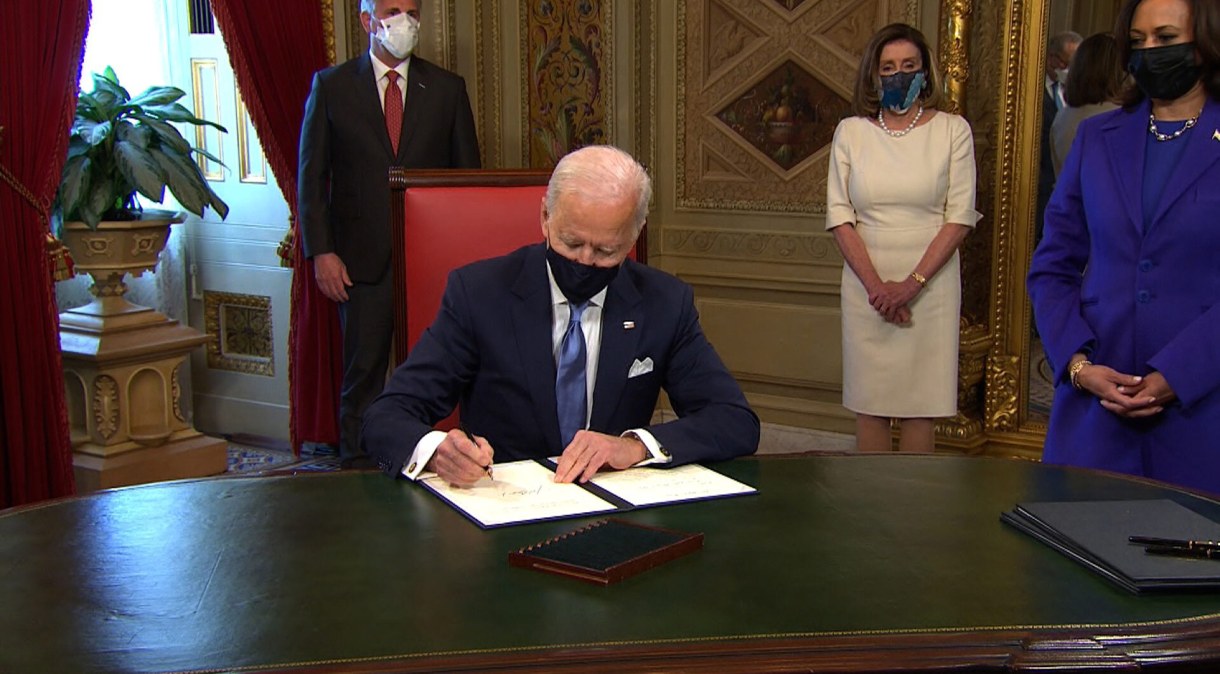 Joe Biden assina primeiros atos como presidente dos EUA em cerimônia no Capitólio
