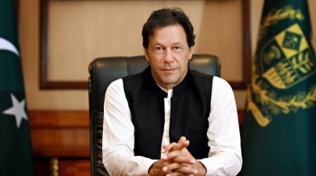 Khan estava liderando uma marcha de protesto em Islamabad para exigir eleições antecipadas; ele está fora de perigo, segundo a imprensa local