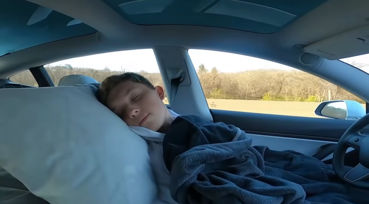 Motorista dorme em carro da Tesla com piloto automático ligado