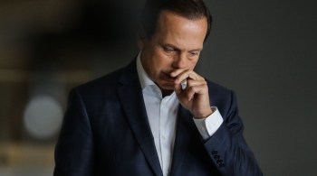 Procurado pela CNN, o governador João Doria afirmou que a 'medida está na normalidade da conduta partidária e vale pra todos'