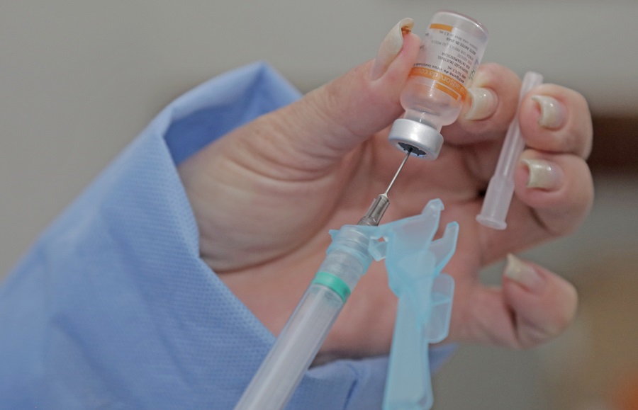Enfermeira prepara dose da Coronavac para vacinar pessoa do grupo de risco para Covid-19