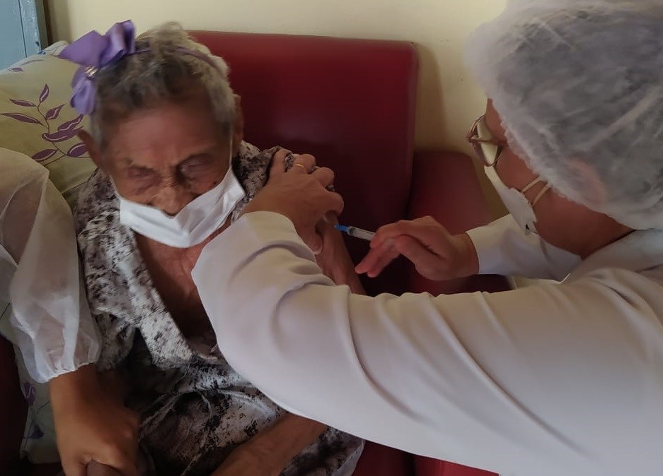 Ricardina, de 106 anos, é vacinada contra o coronavírus