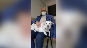 Mesmo levada para casa algumas vezes, a cachorrinha Boncuk dava um jeito de retornar à frente do hospital em que seu dono, Cemal Senturk, estava internado