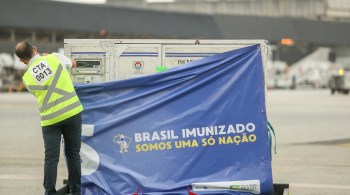 Doses do imunizante recebidas na sexta-feira (22) passaram por controle de qualidade e rotulagem na Fundação Oswaldo Cruz (Fiocruz) neste sábado (23)