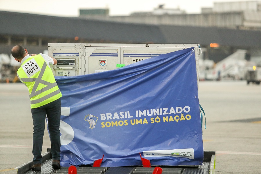 Funcionário transporta lotes da vacina de Oxford que foram produzidos na Índia e adquiridos pelo Brasil