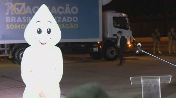 Garoto-prograganda da vacinação no Brasil foi filmado sozinho na chegada ao Rio de doses da vacina de Oxford vindas da Índia