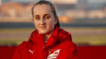 Nascida na Espanha, filha de mãe belga e pai holandês, Maya Weug faz história em seletiva e, aos 16 anos, ingressa na prestigiada Ferrari Driver Academy