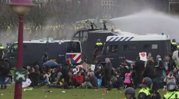 A polícia holandesa usou jatos d'água para dispersar manifestantes contrários ao toque de recolher, nova medida para conter o avanço da Covid-19