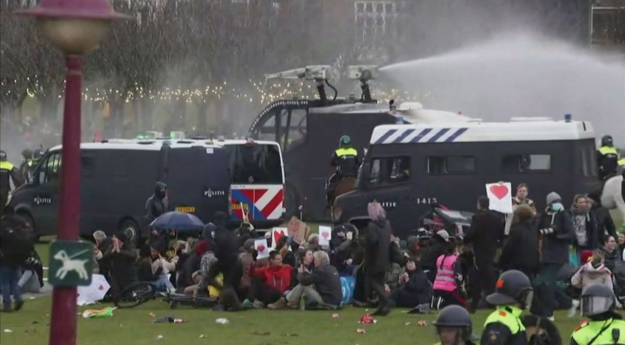 Protestos contra o toque de recolher em Amsterdã (24.jan.2021)