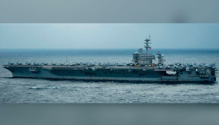 O porta-aviões USS Theodore Roosevelt transita no Oceano Pacífico em 15 de janeiro de 2021. O transportador bélico foi implantado no Mar da China Meridional no fim de semana em um compromisso dos EUA com a "liberdade dos mares", disse a Marinha do Pa