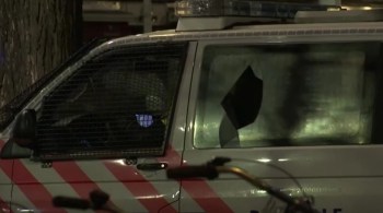 Em Amsterdã, grupos de jovens contra as restrições por causa do coronavírus lançaram fogos de artifício, quebraram vitrines e atacaram um carro da polícia