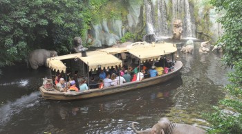 Jungle Cruise, presente tanto na Disneyland quanto no Walt Disney World mostra nativos dos EUA como selvagens, primitivos e ameaçadores