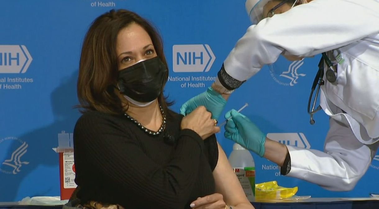 Vice-presidente dos EUA, Kamala Harris recebe 2ª dose de vacina contra Covid-19