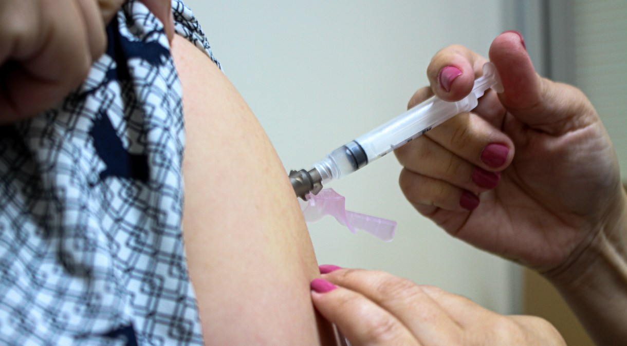 Vacina aplicada em profissional da saúde na zona norte de São Paulo, capital