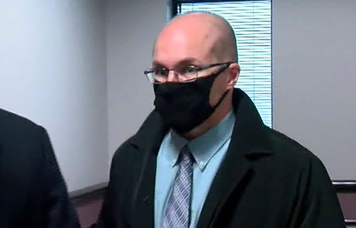 O farmacêutico Steven Brandenburg comparece em tribunal