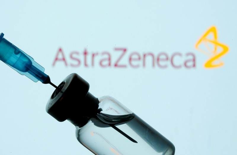 Frasco da vacina produzida pela Universidade de Oxford e a AstraZeneca