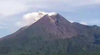 Erupção do Monte Merapi matou mais de 300 pessoas em 2010. O vulcão começou a expelir cinzas na quarta-feira e gera alerta na região