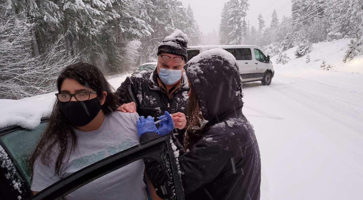 Pessoas presas em tempestade de neve recebem dose de vacina contra Covid-19 no Oregon (EUA)
