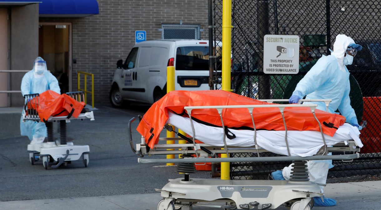 Funcionários de hospital no Brooklyn, em Nova York, transportam corpos de pessoas mortas pelo novo coronavírus