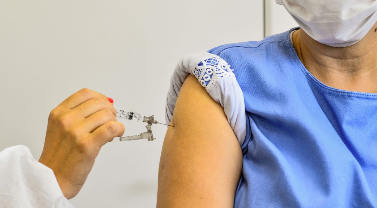 Aplicação da vacina contra Covid-19 em São José dos Campos, no estado de São Paulo