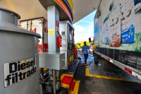 Com reajuste de diesel, governo federal discute incluir benefício a motoristas em PEC dos Combustíveis