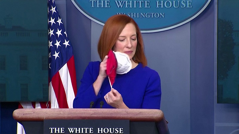 Jen Psaki, secretária de Imprensa da Casa Branca, tira suas duas máscaras antes de iniciar entrevista coletiva