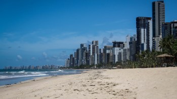 Recife ainda proíbe banho de mar e comércio na orla