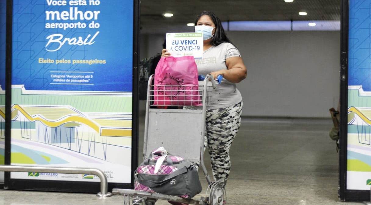 Ex-paciente da Covid-19 retorna ao aeroporto internacional Eduardo Gomes, em Manaus