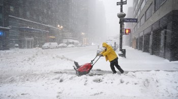 Tempestade de inverno, que impactou atividades em aeroportos em Nova York, também interrompeu campanha de vacinação contra a Covid-19