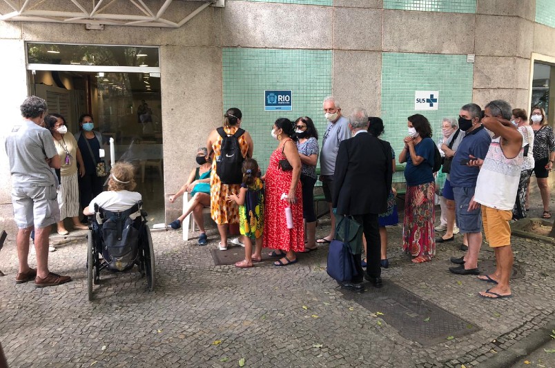 Pessoas fazem fila atrás de 'sobras' de vacina, no Rio de Janeiro